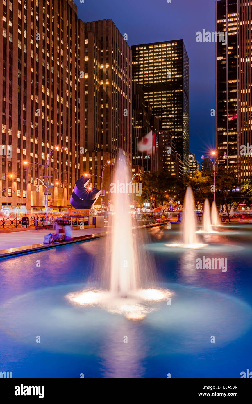 Fontaines illuminées sur l'Avenue des Amériques à Midtown Manhattan, New York City - USA. Banque D'Images