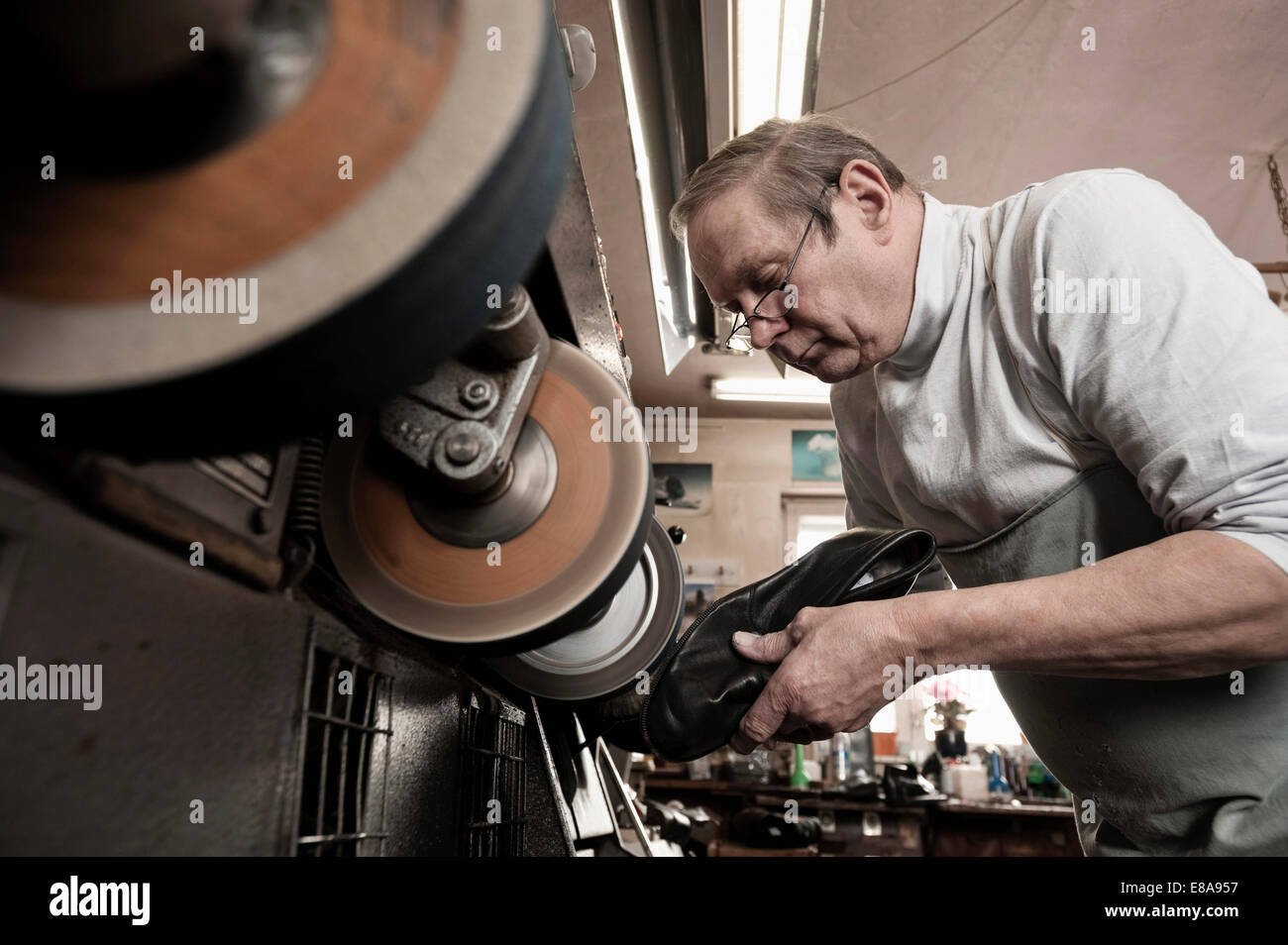 Cordonnier travaillant en atelier Banque D'Images