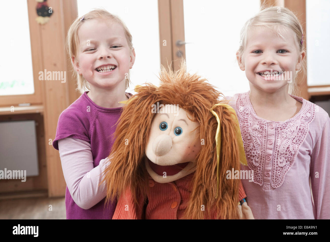 Deux petites filles, meilleurs amis, à la poupée en maternelle Banque D'Images