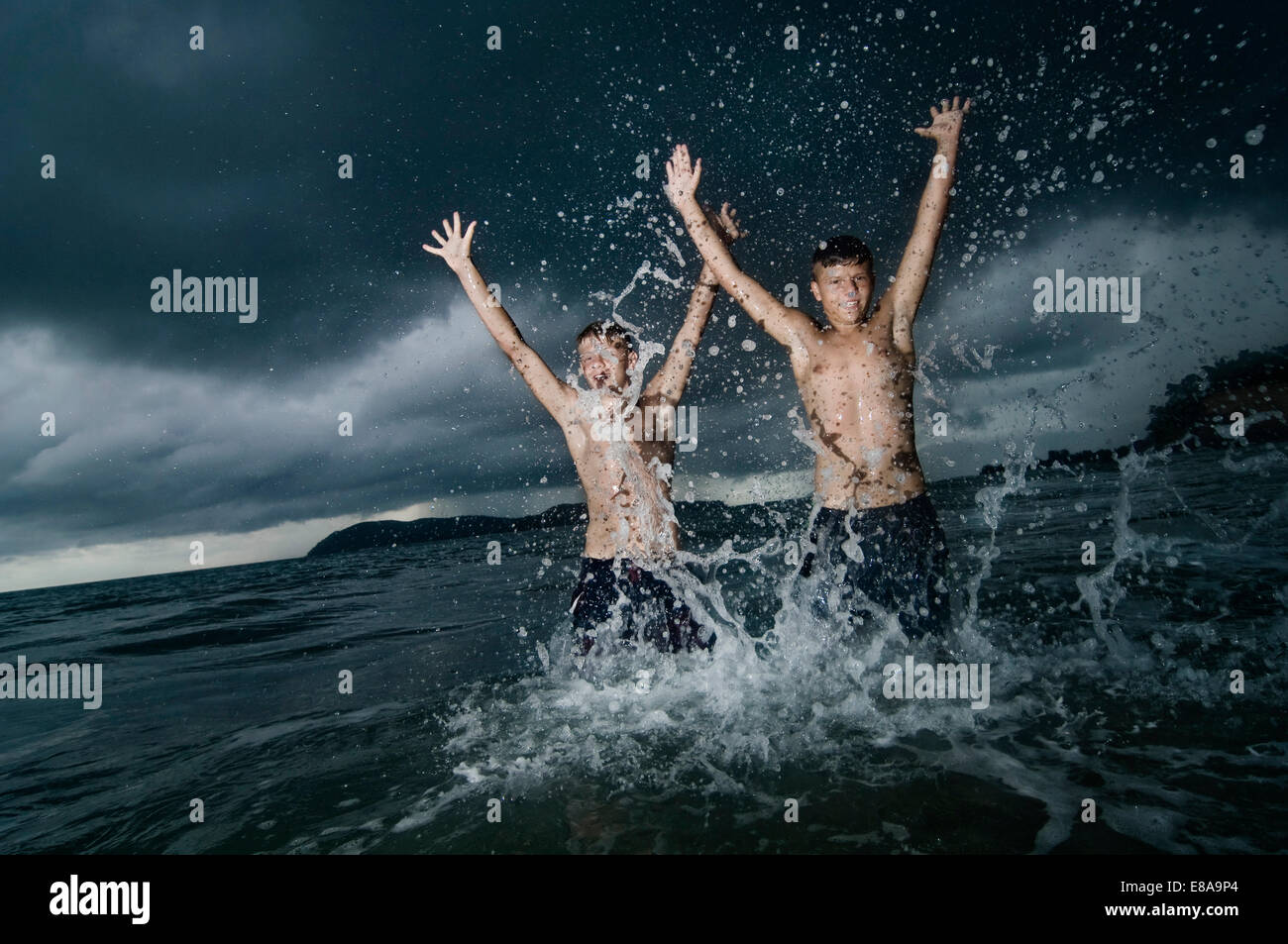 Deux garçons s'amusant dans l'océan, Lankawi, Malaisie Banque D'Images