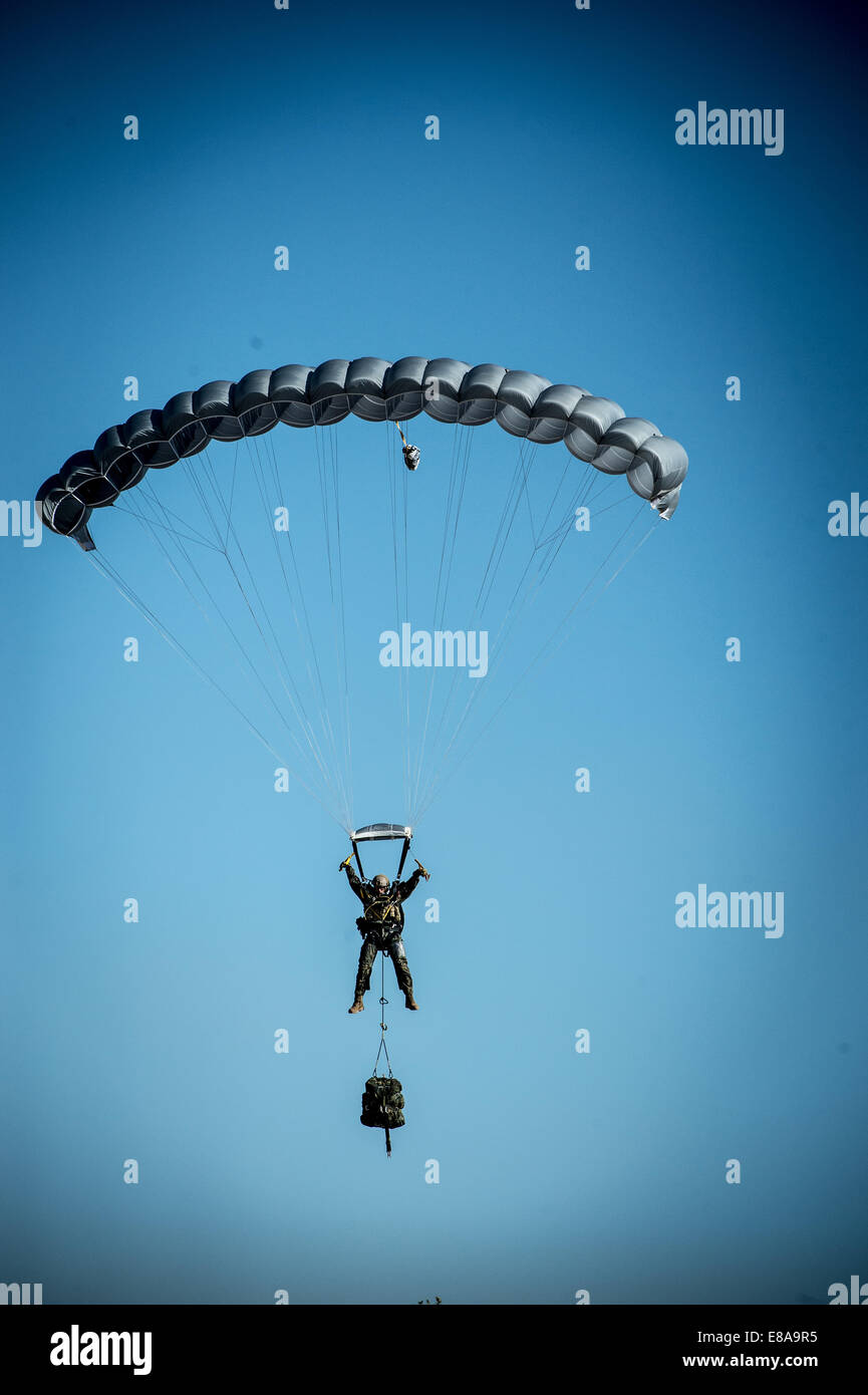 Un parachutiste de l'armée espagnole en parachutes une troupe cérémonie d'examen au cours d'une visite de l'armée américaine le général Raymond Odierno, T. L'état-major de l'armée, à la brigade de parachutistes à Madrid, Espagne, le 15 septembre 2014. Odierno a rencontré le général Jaime Dominguez Buj, le chef d'o Banque D'Images