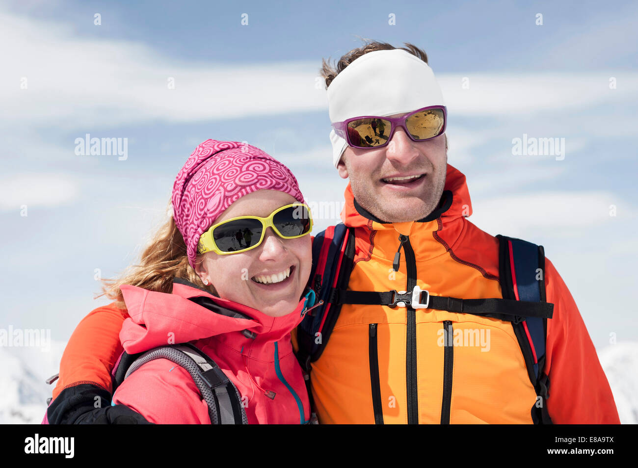 Portrait couple en hiver combinaison de ski goggle smiling Banque D'Images
