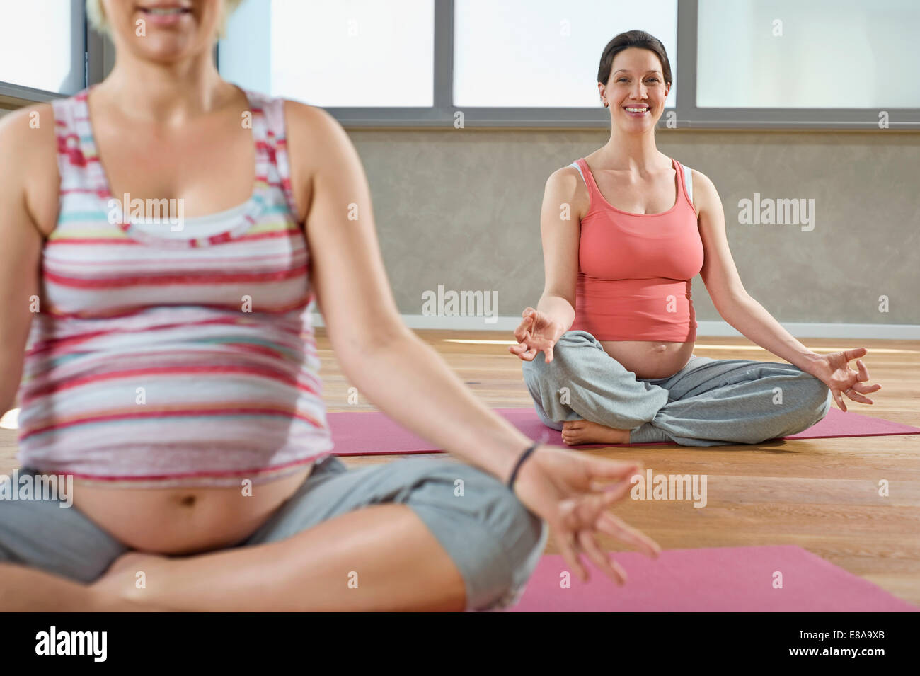 Studio de Yoga femmes enceintes deux exercice de méditation Banque D'Images