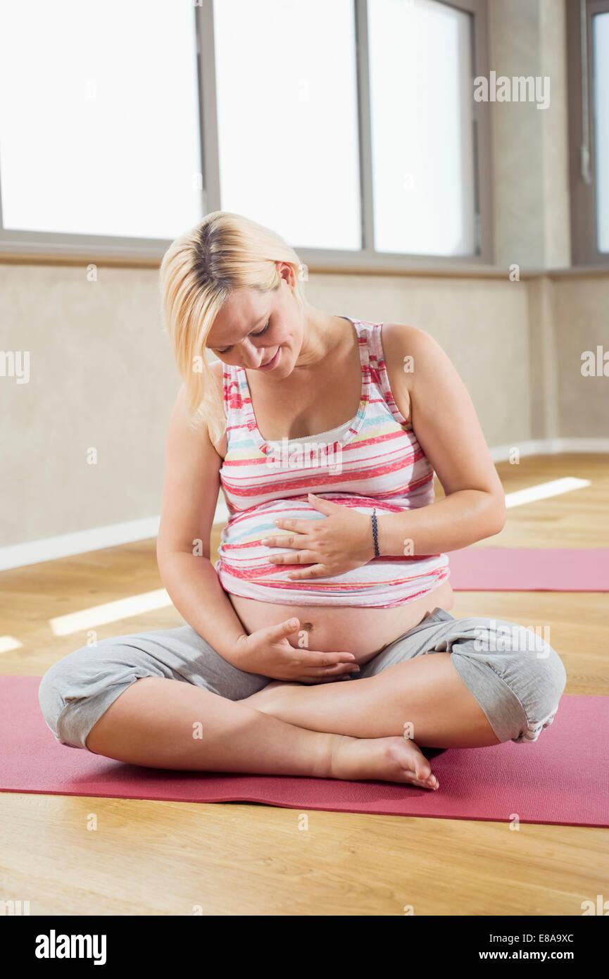 Studio de Yoga femmes enceintes assis marbre Banque D'Images