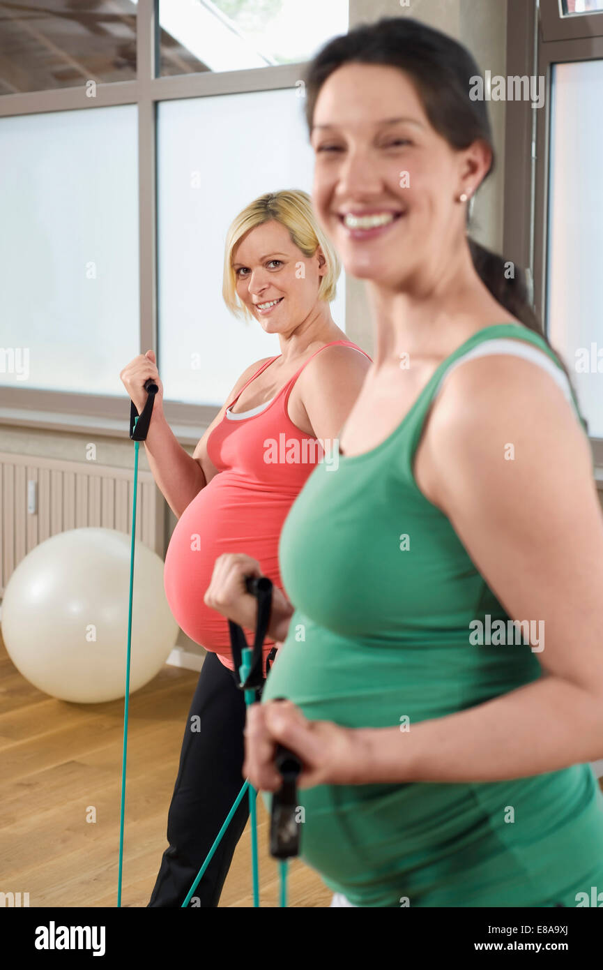 Portrait femme enceinte studio de remise en forme de l'exercice Banque D'Images