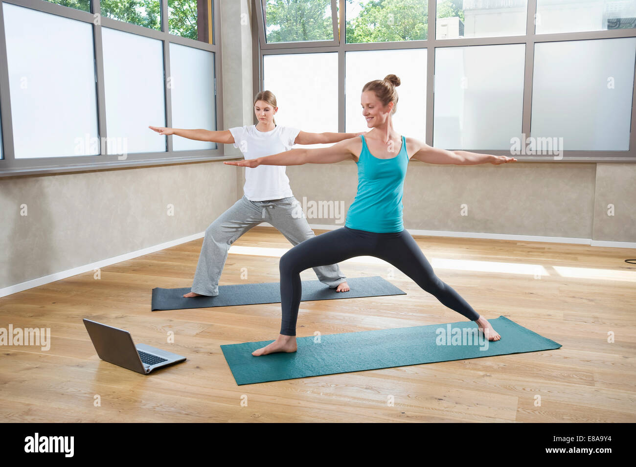 Deux femmes formation Yoga studio de remise en forme coffre Banque D'Images