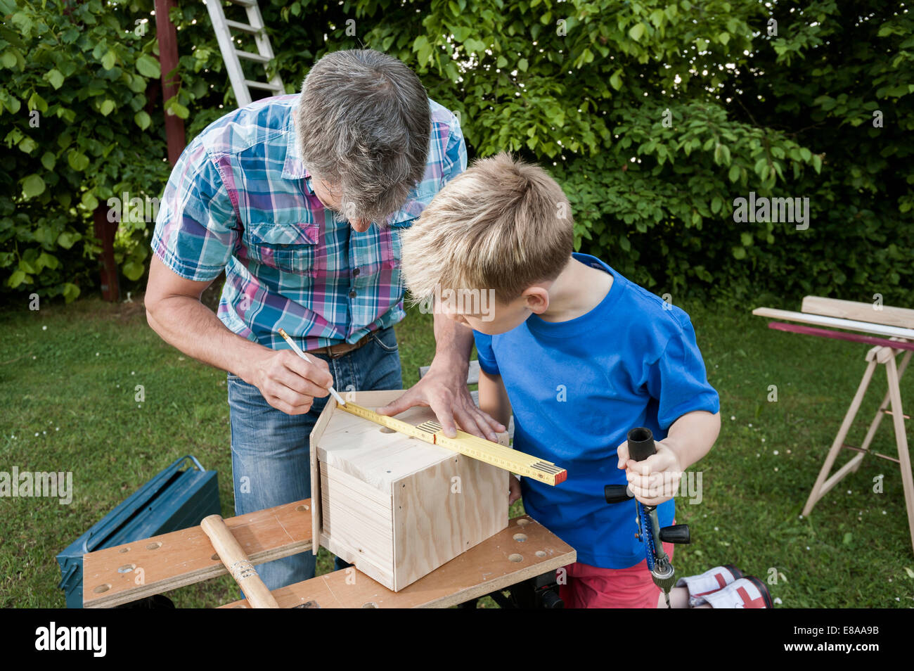 Homme Bricolage Et Perceuse Pour La Construction De Bâtiments Ou La  Rénovation Et L'amélioration De