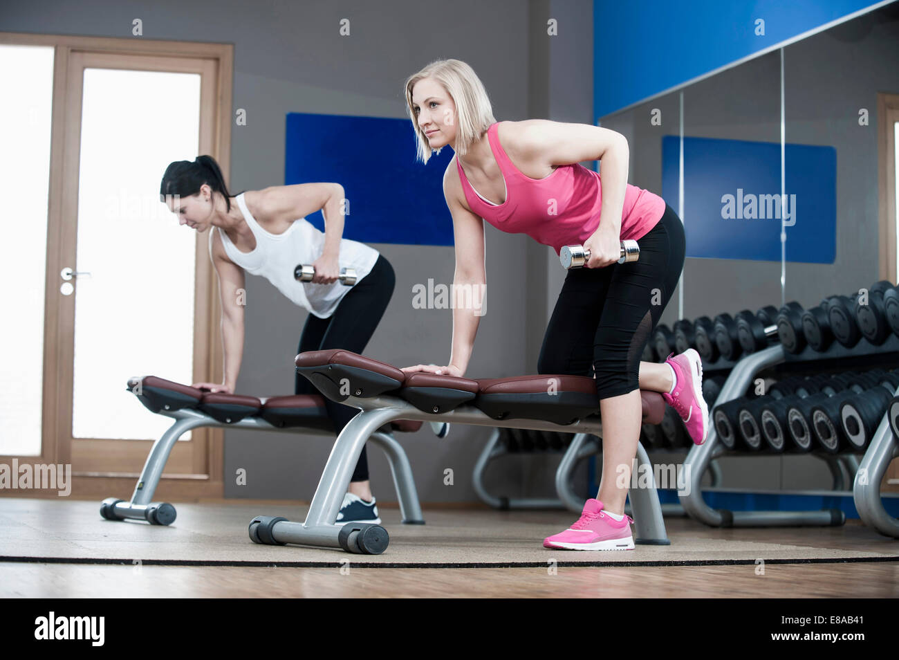 Deux femmes en sport faire la formation de poids Banque D'Images