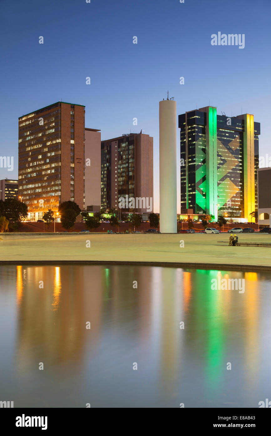 Gratte-ciel en complexe culturel de la République au crépuscule, Brasilia, Brésil, District Fédéral Banque D'Images