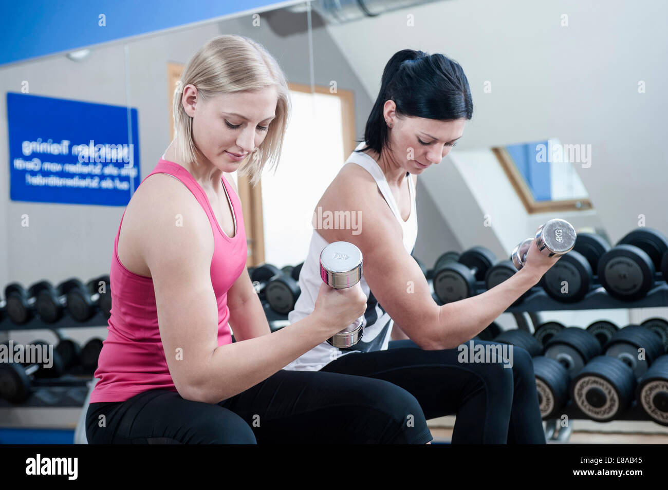 Deux femmes en sport faire la formation de poids Banque D'Images