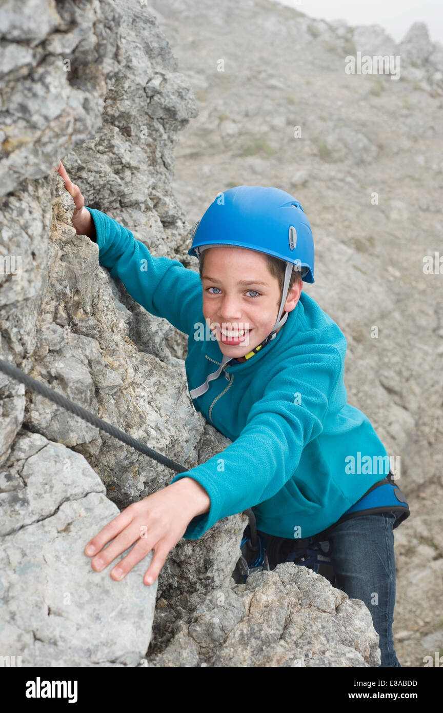 Smiling adolescent corde casque d'escalade Banque D'Images