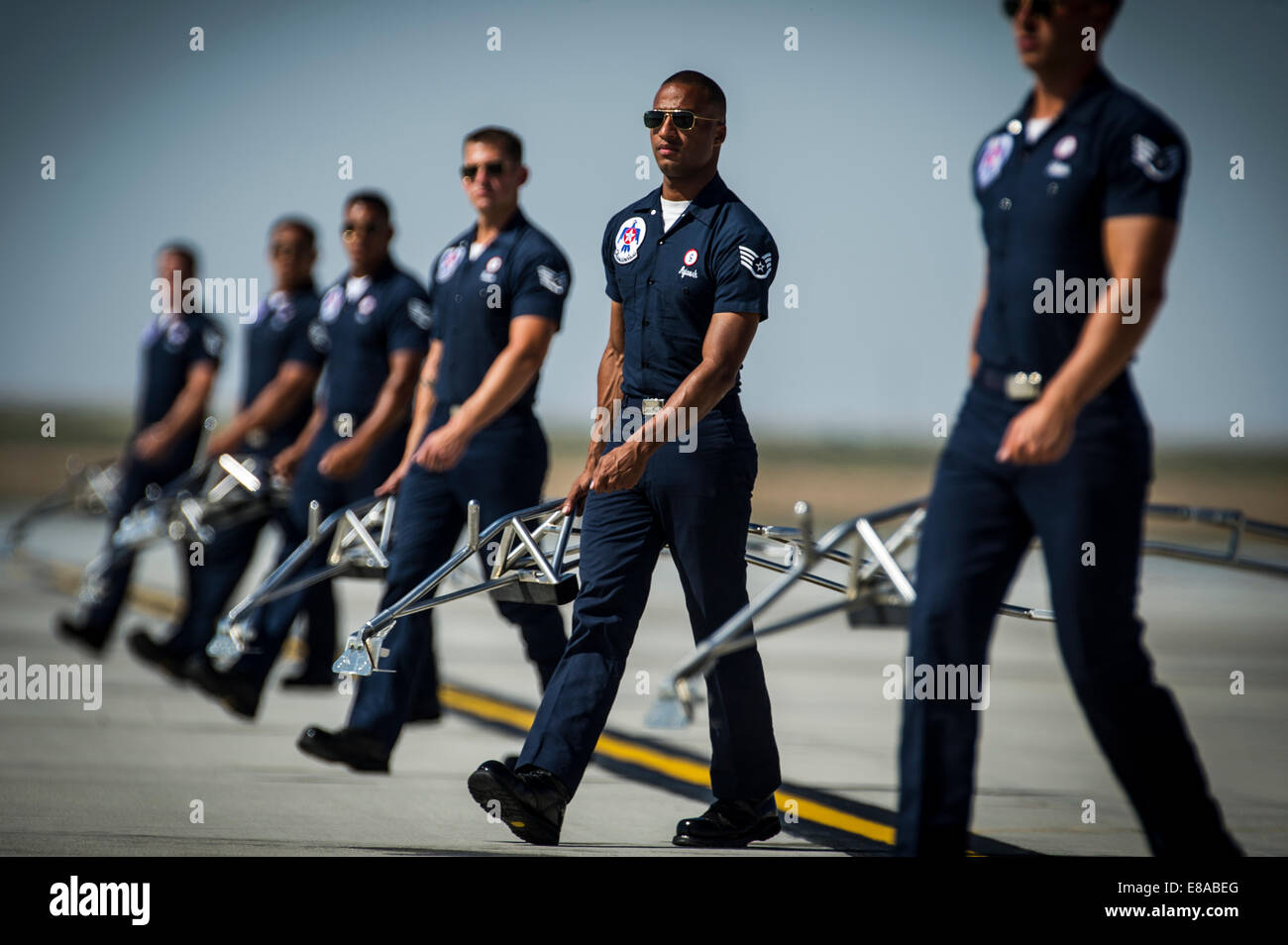 Le sergent de l'US Air Force. Benjamin Ayivorh, deuxième à droite, un chef d'équipe avec les Thunderbirds, effectue le terrain montrent partie de la performance de l'antenne pendant la Gunfighter Skies air show à Mountain Home Air Force Base, Texas, le 20 septembre 2014. Banque D'Images