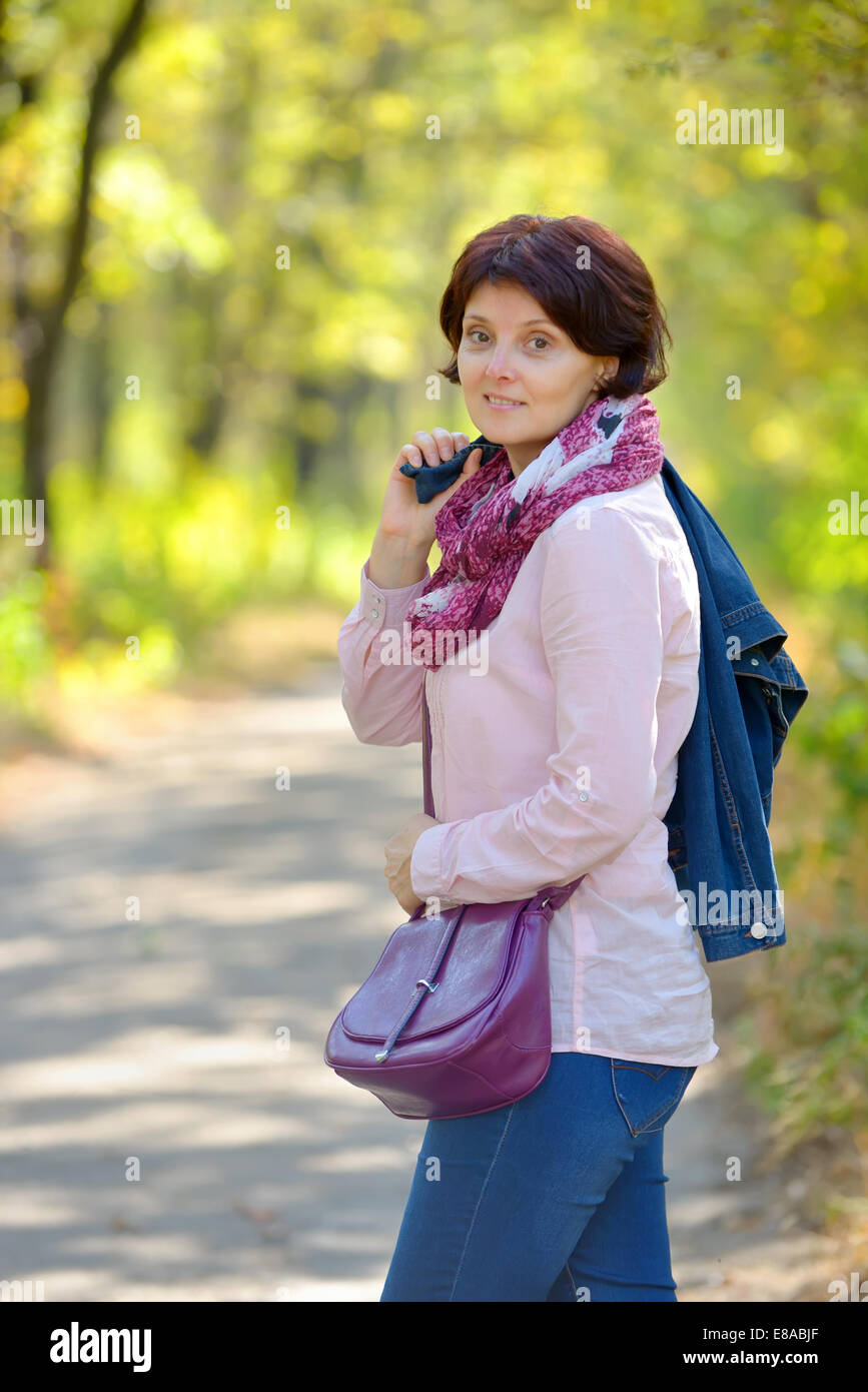 Portrait de jeune fille prête à aller sur un chemin dans le parc Banque D'Images