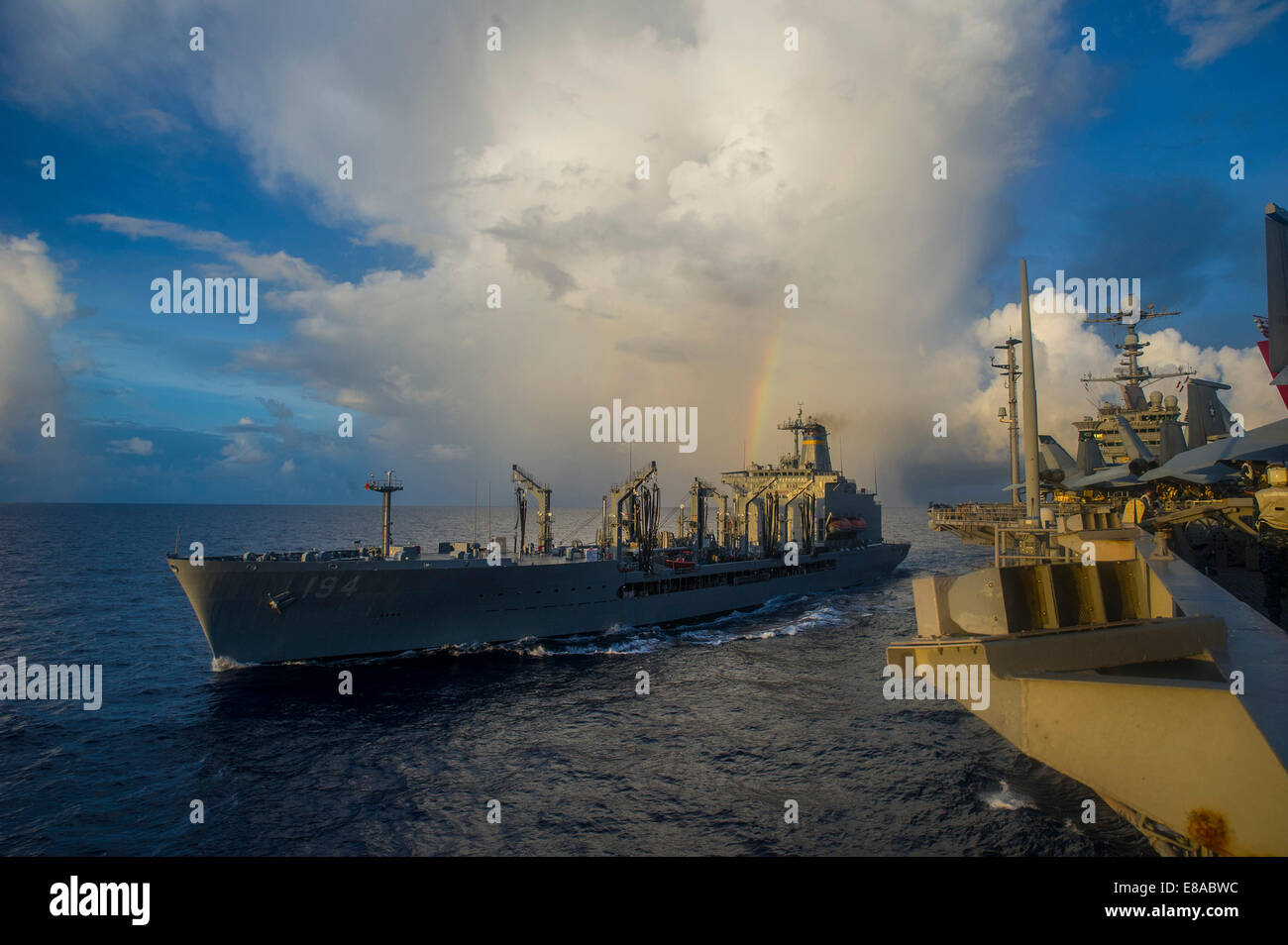 La reconstitution de la flotte oiler USNS John Ericsson (T-AO 194), à gauche, à côté de la vapeur le porte-avions USS George Washington (CVN 73) au cours d'un ravitaillement en mer dans le cadre de Valiant Shield 2014 dans l'océan Pacifique le 20 septembre 2014. Valiant Shield est un b Banque D'Images