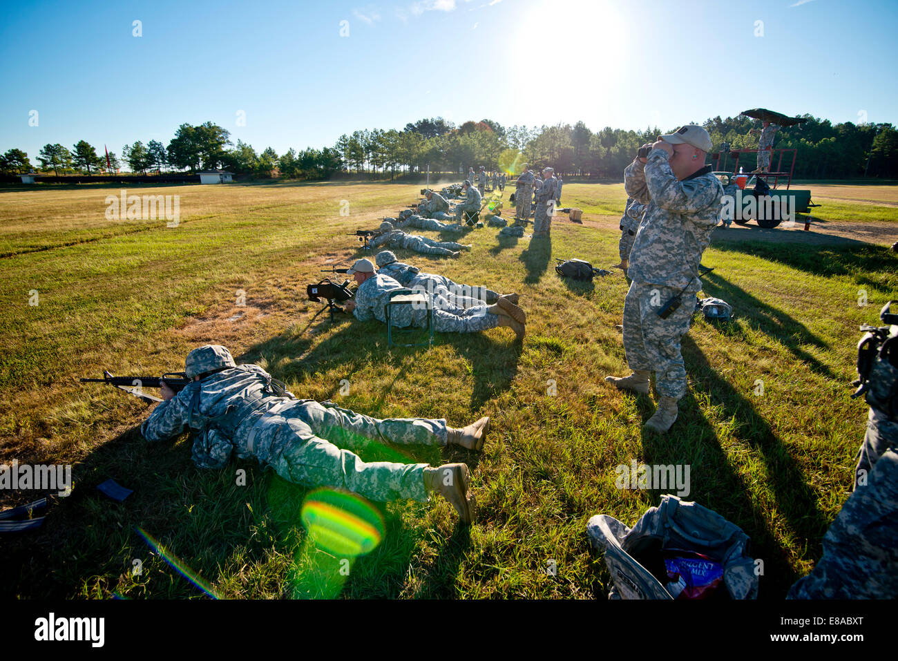 Des soldats américains sur des cibles d'incendie 500 verges au cours de la deuxième journée de la réserve de l'Armée de petites armes au camp de championnat Robinson, Ark., 23 septembre 2014. Banque D'Images