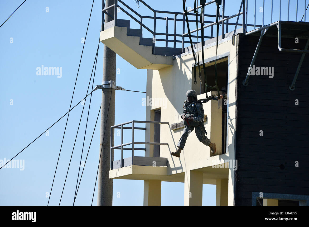 Un parachutiste de l'Armée américaine affecté à la 173e Bataillon de soutien de la Brigade, 173e Airborne Brigade Combat Team quitte le commandement multinational interarmées tour de formation de base au cours de formation de recyclage dans l'air à Caserma Ederle, Vicenza, Italie, 23 Septembre Banque D'Images