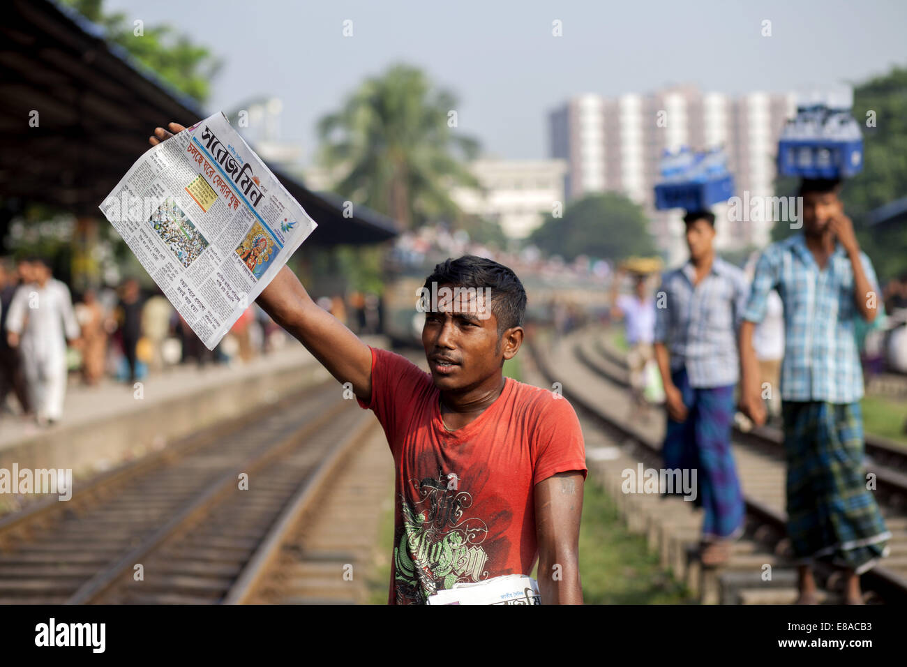 3 octobre 2014 - Un garçon de la rue bangladais vendre news paper dans la gare de l'aéroport de Dhaka. (Crédit Image : © K M Asad/ZUMA/ZUMAPRESS.com) fil Banque D'Images