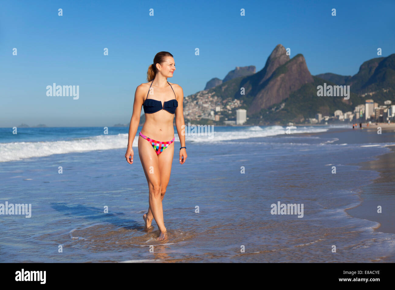 Femme sur la plage d'Ipanema, Rio de Janeiro, Brésil Photo Stock - Alamy