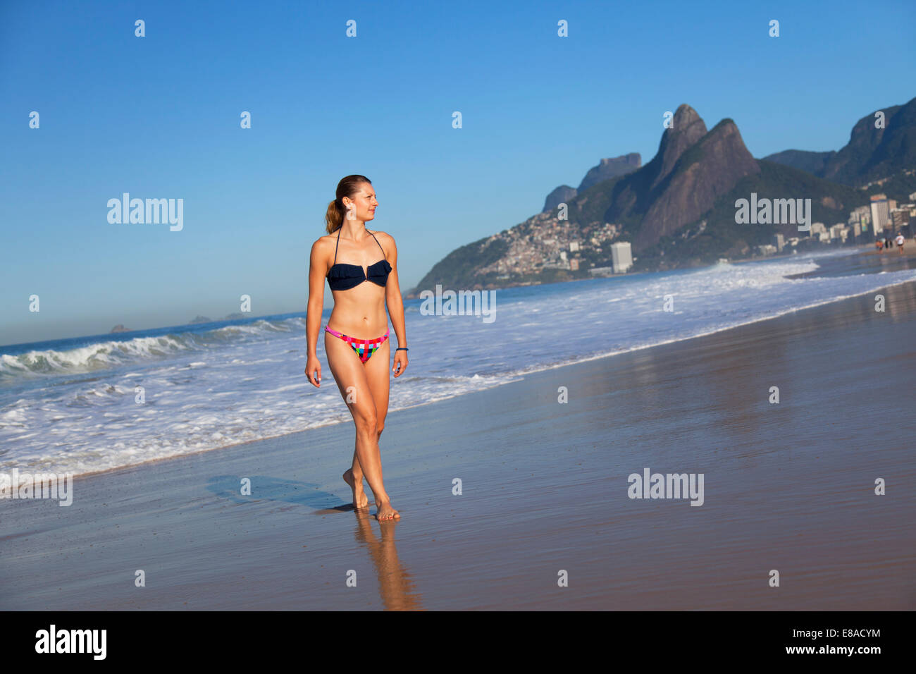 Femme Sur La Plage Dipanema Rio De Janeiro Brésil Mr
