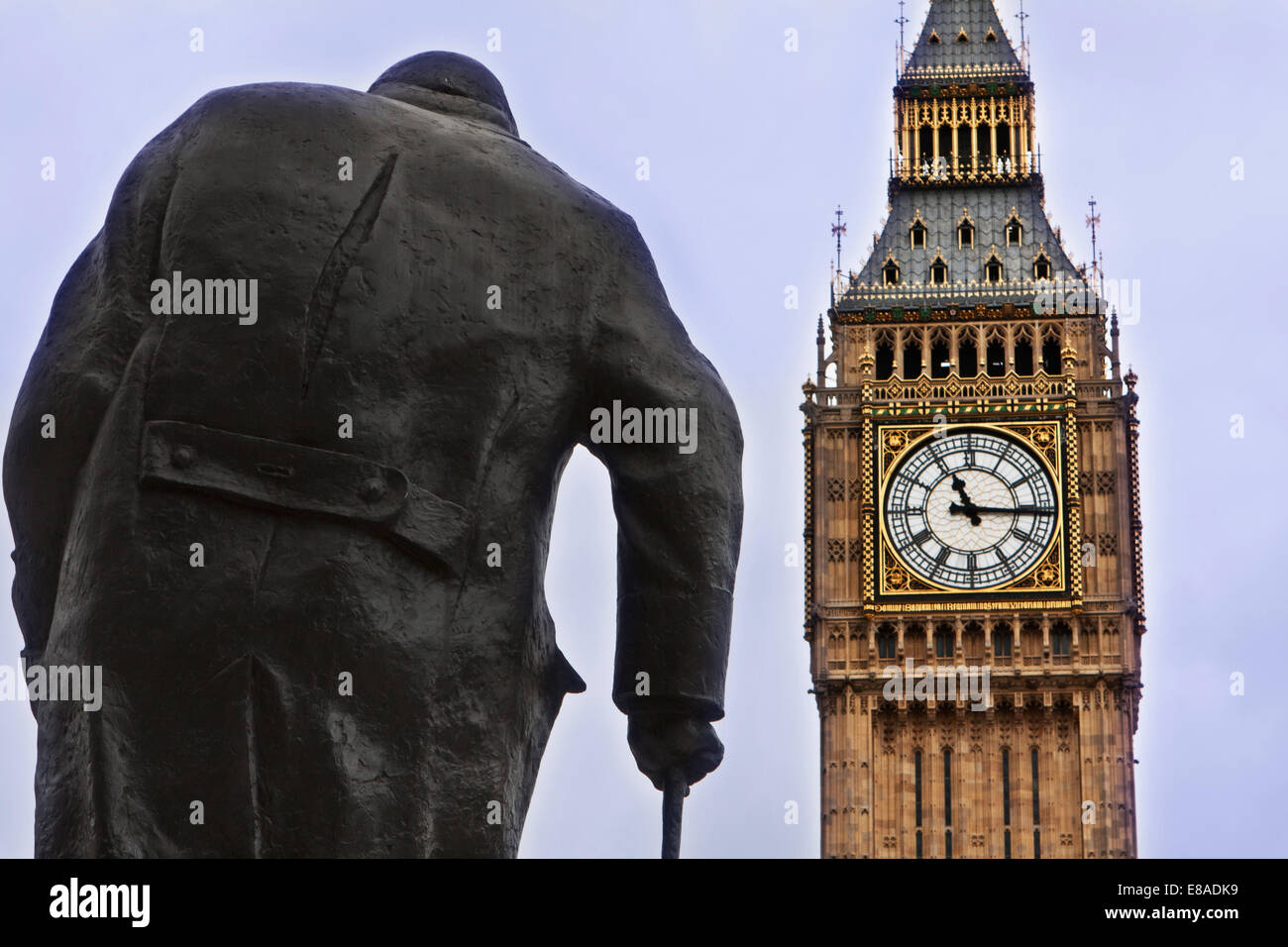 Stock Photo de Statue de Sir Winston Churchill à la place du Parlement, Londres. Banque D'Images