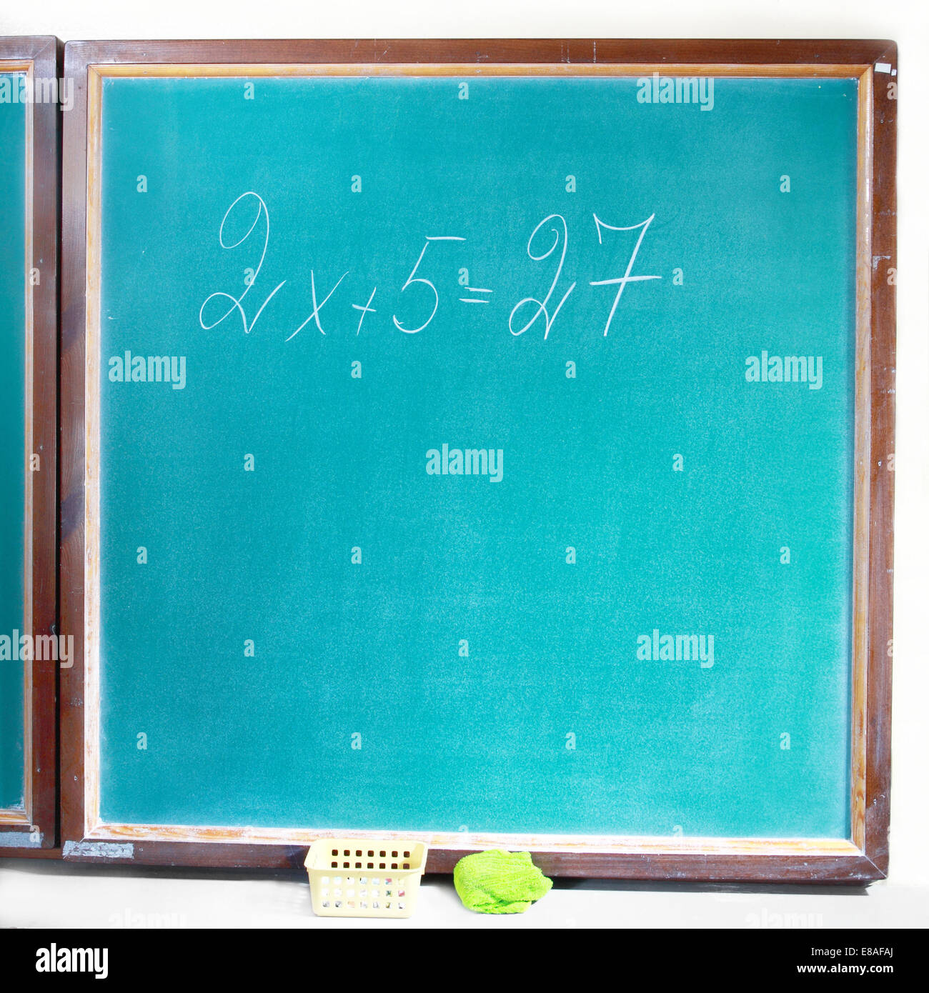 Tableau noir de l'école avec l'équation écrit dessus Banque D'Images