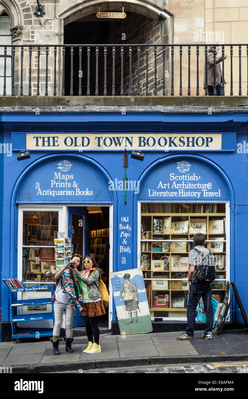 Les touristes en dehors de la librairie de la vieille ville sur la rue Victoria, Édimbourg, Écosse Banque D'Images