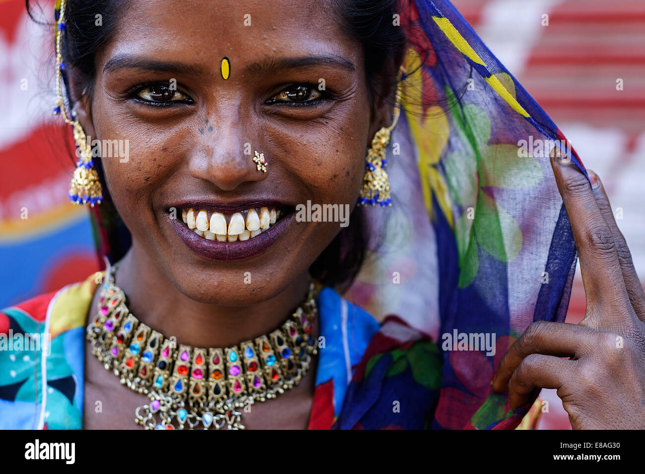 Un portrait d'une jeune belle femme indienne souriante portant sari (SARI) à Pushkar, Rajasthan, Inde. Banque D'Images