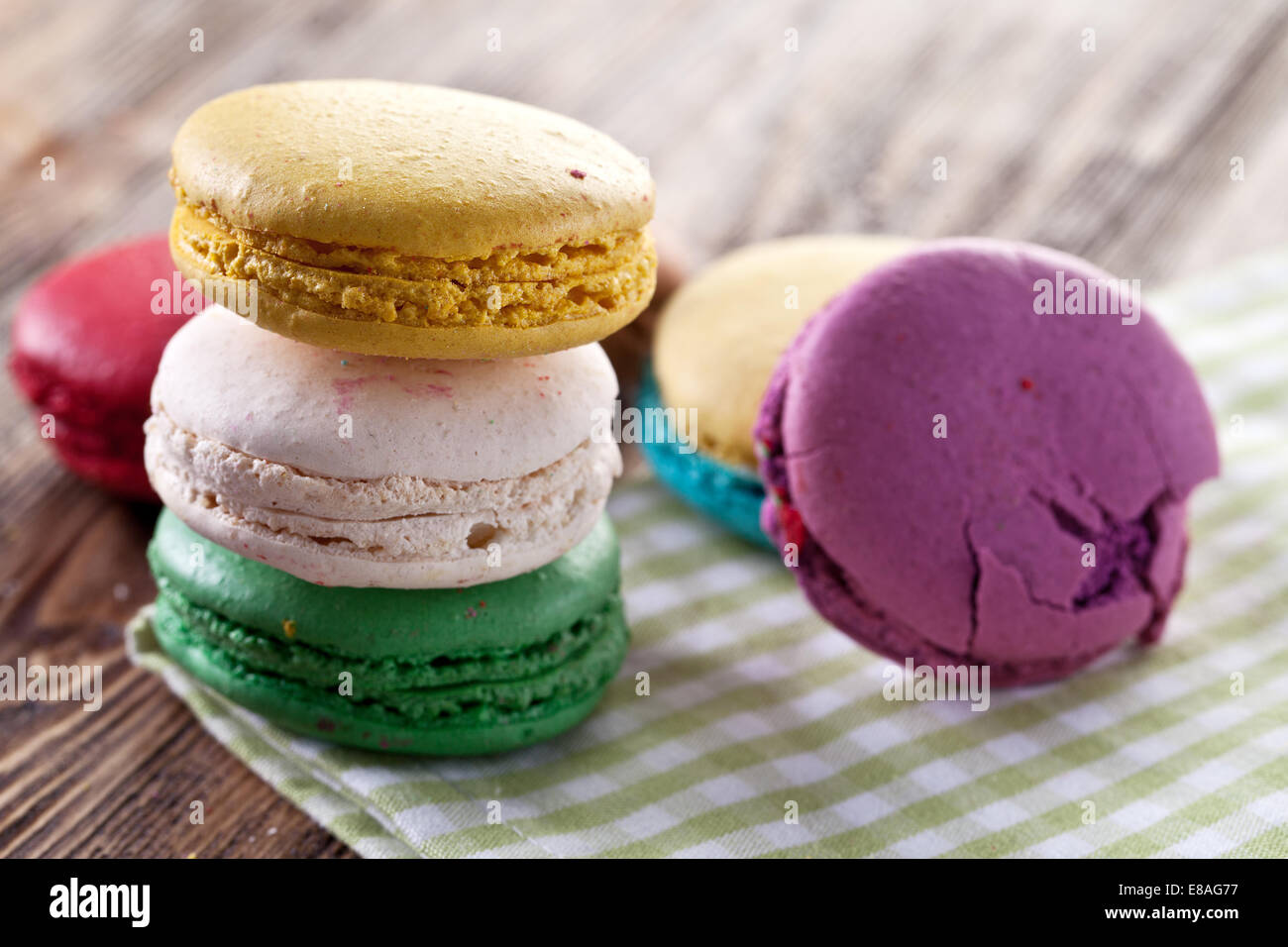 Macaron français colorés sur une vieille table en bois. Banque D'Images