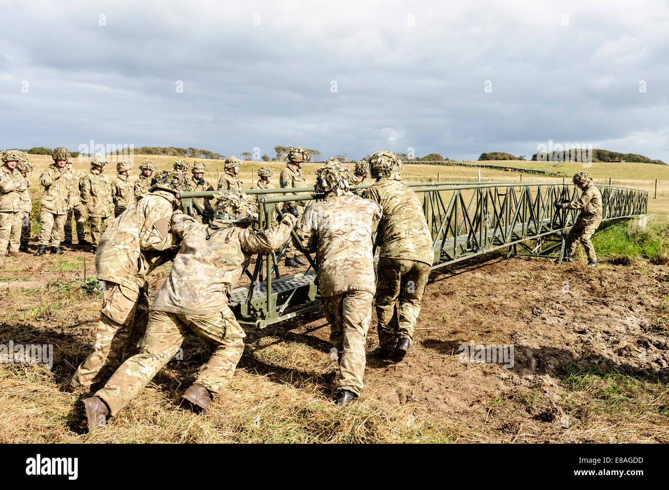 Soldats RIR construire un pont pour relier un écart de 10m en moins de 2 minutes. Banque D'Images