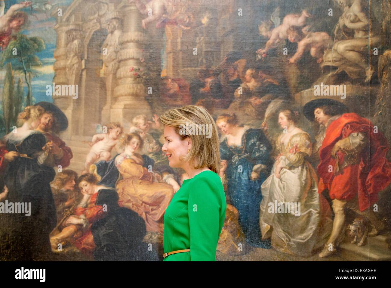 Bruxelles, Belgique. 2Nd Oct, 2014. La Reine Mathilde de Belgique visites l'exposition 'Sensation et sensualité, Rubens et son patrimoine" du peintre belge Peter Paul Rubens (1577-1640) au Musée Royal des beaux-arts de Bruxelles, Belgique, 2 octobre 2014. Photo : Patrick van Katwijk/Pays-Bas et France/AUCUN SERVICE DE FIL/dpa/Alamy Live News Banque D'Images