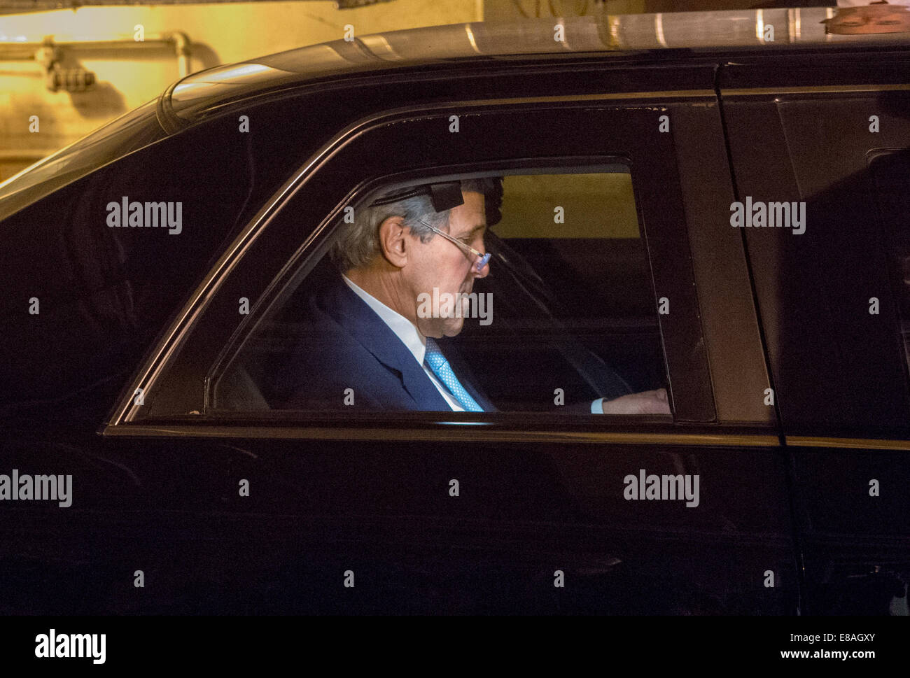 Le secrétaire d'Etat John Kerry est vu l'examen de ses remarques dans sa voiture avant de prendre la parole au sujet de la reconstruction de la Palestine menés au cours d'une réunion du Comité de liaison ad hoc au Siège des Nations Unies à New York sur Septemb Banque D'Images