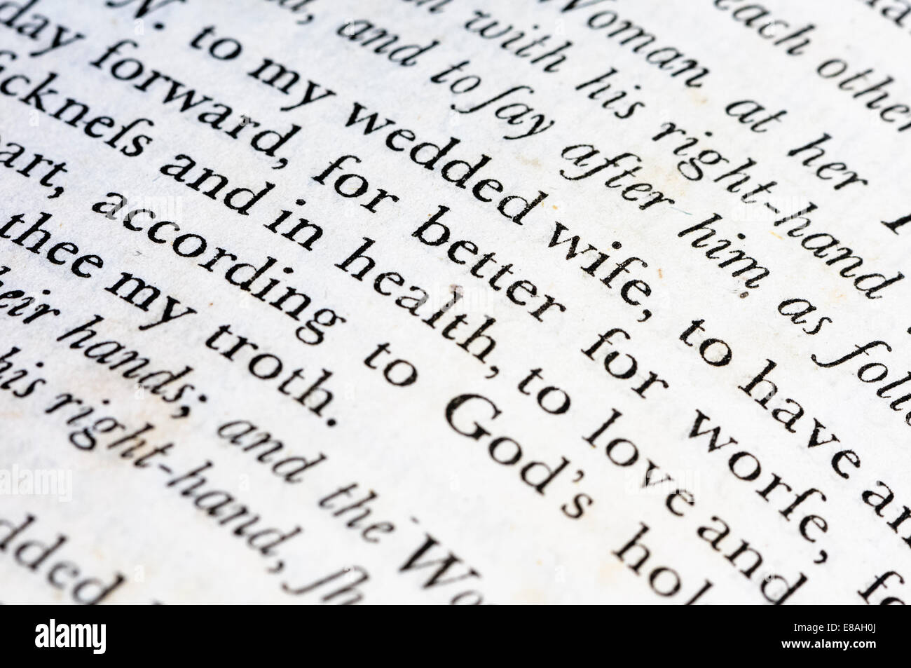 Service de mariage dans une très vieille version du livre de la Prière Commune (CDE) Banque D'Images