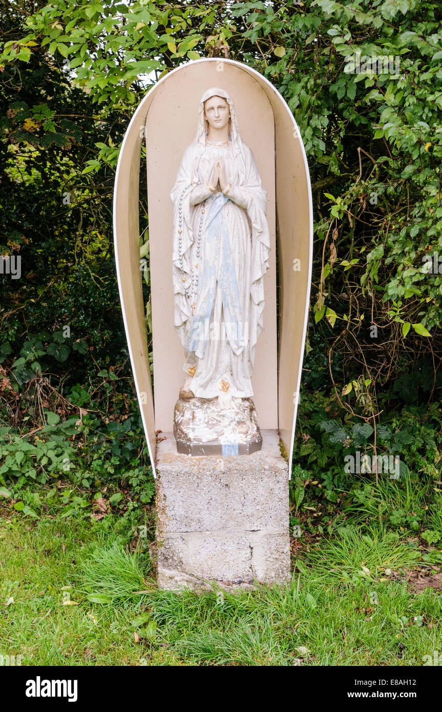 Une statue de la Vierge Marie dans le coin d'un champ Banque D'Images