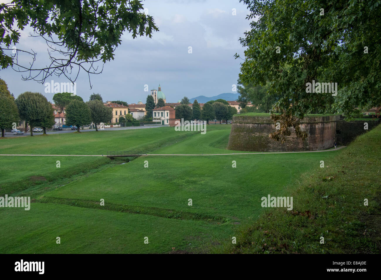 Vue depuis les remparts de la ville pour les zones externes, Lucca, Toscane, Italie Banque D'Images