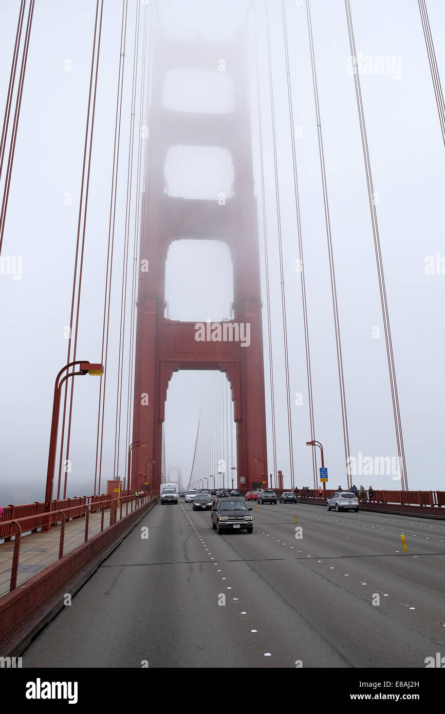 La conduite sur San Francisco golden gate bridge dans le brouillard Banque D'Images