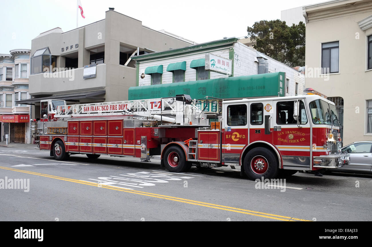 Un camion de pompiers de San Francisco à l'extérieur de la Chine ville fire station Banque D'Images