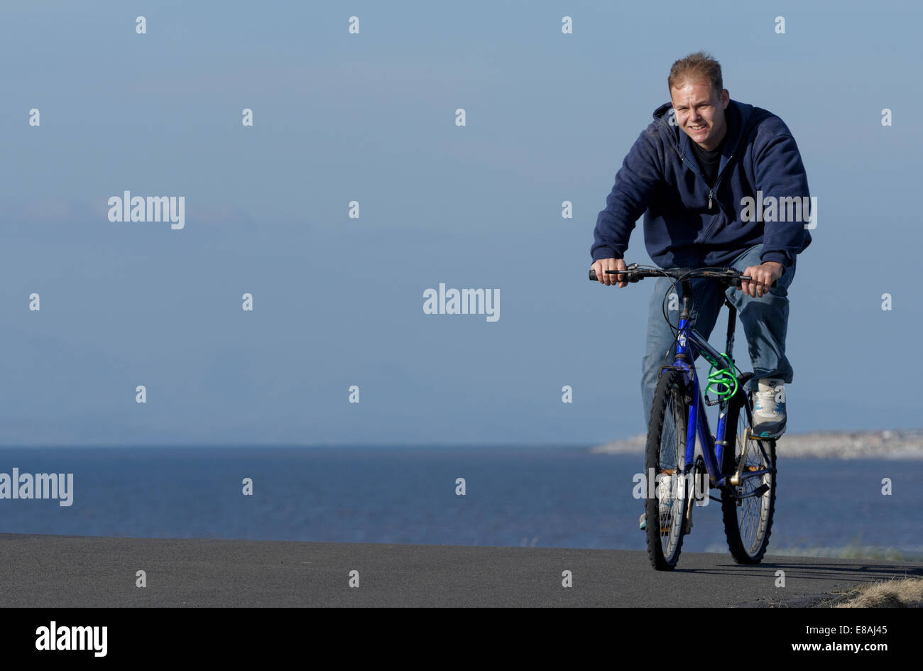 L'homme à vélo sur un sentier côtier à Blackpool, lancashire, uk Banque D'Images