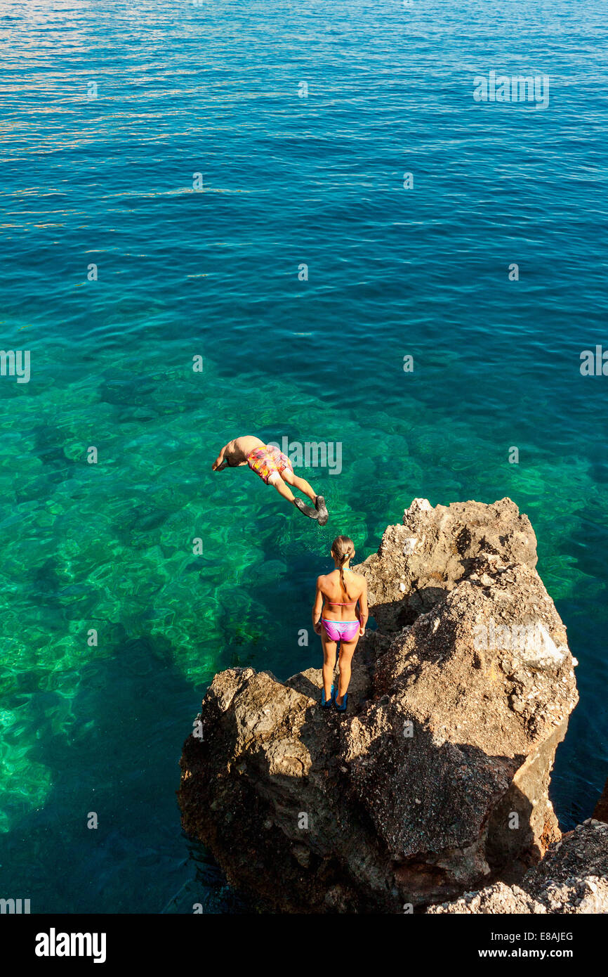 Jeune garçon plongeant dans la mer Adriatique en Jagodna village, l''île de Hvar, Croatie Banque D'Images