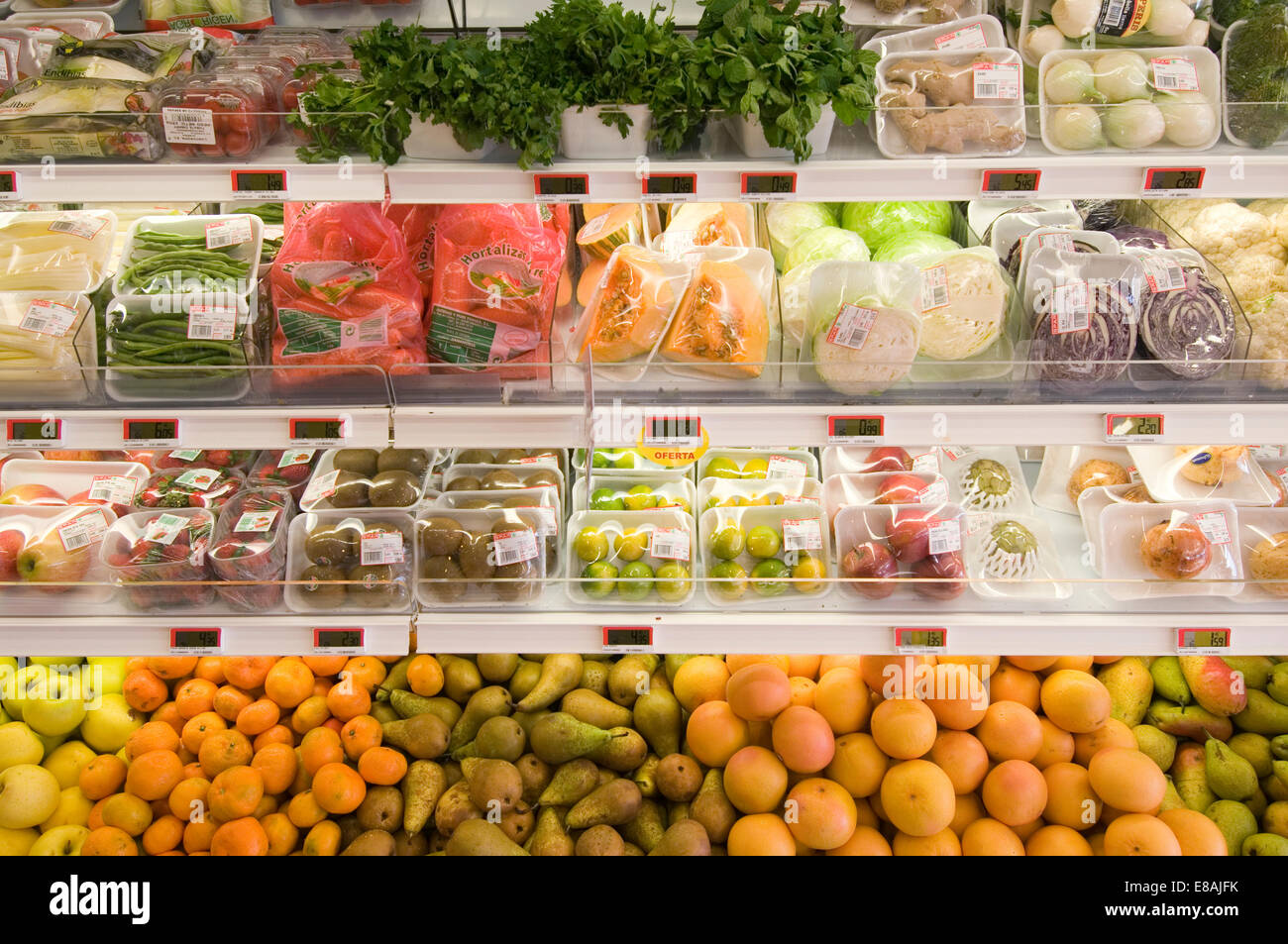 Les fruits et légumes frais légumes supermarchés Les supermarchés shopping pour l'alimentation au détail d'aliments au détail de l'armoire réfrigérée détaillant Banque D'Images
