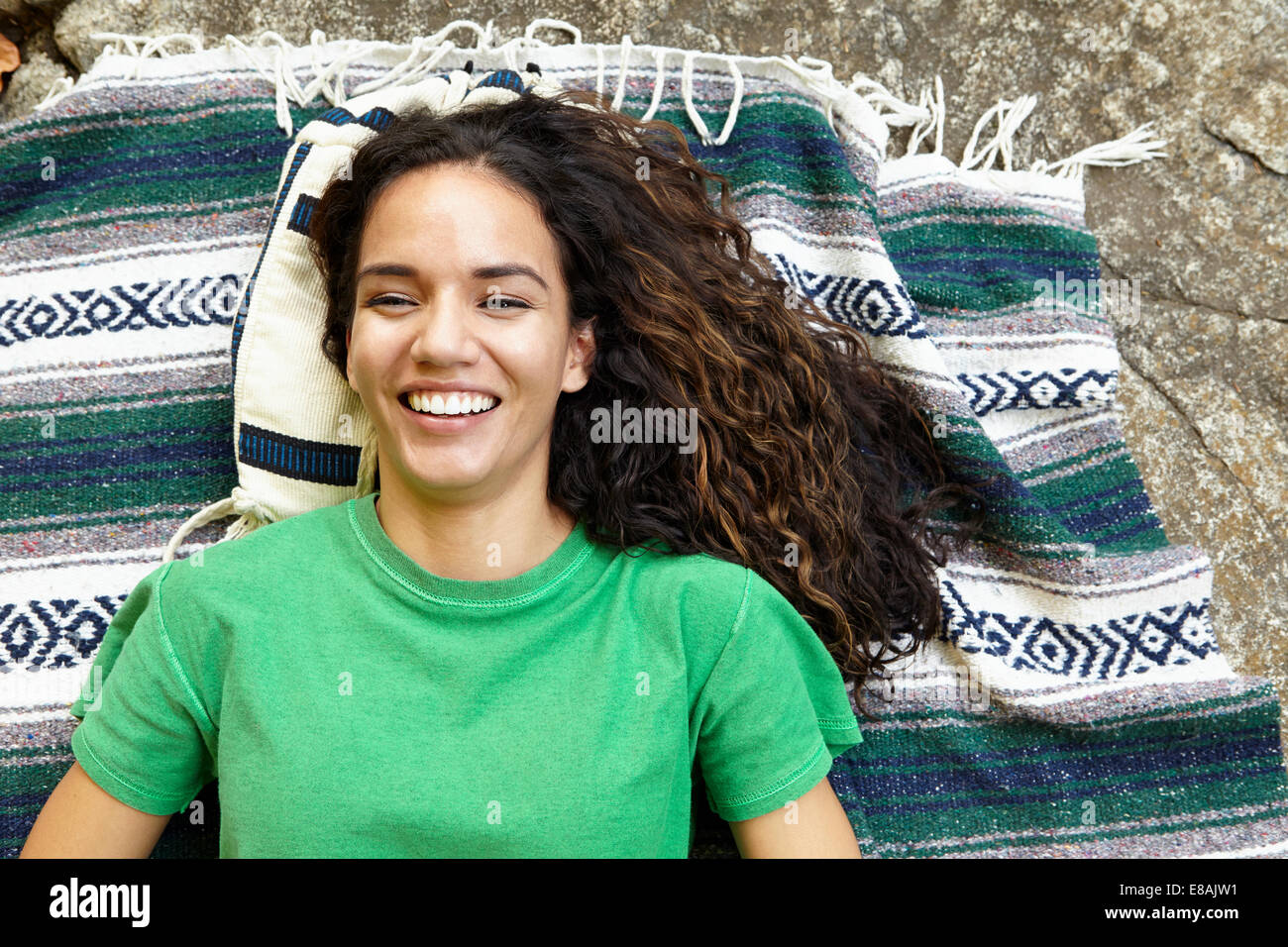 Woman lying on blanket Banque D'Images