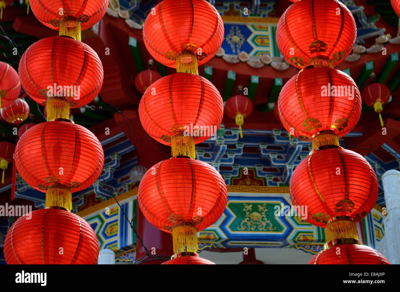 Groupes de lampions rouges suspendus dans des lignes afin de célébrer le nouvel an chinois Banque D'Images