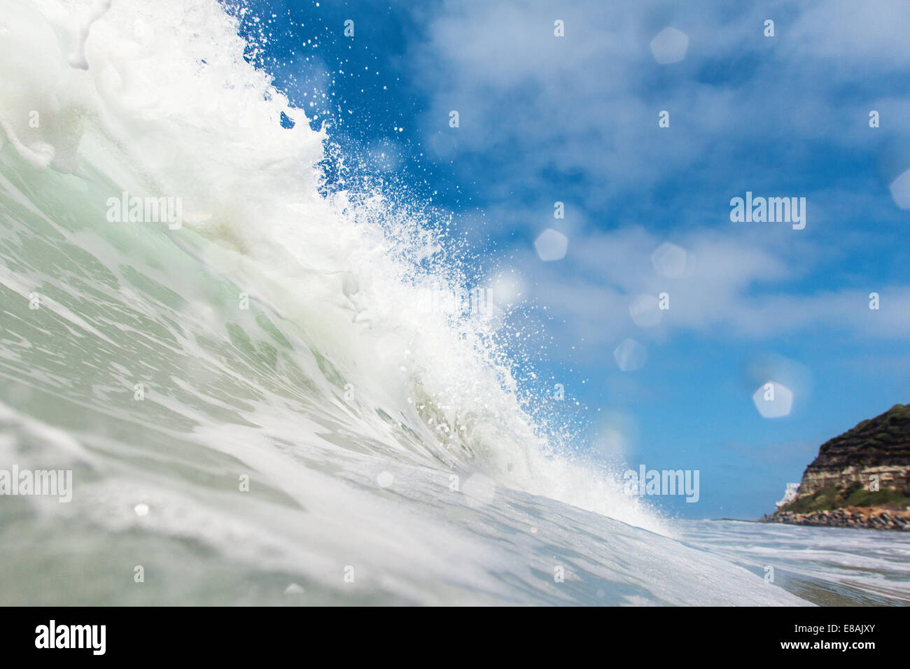 Close up side view of ocean wave, Encinitas, Californie, USA Banque D'Images