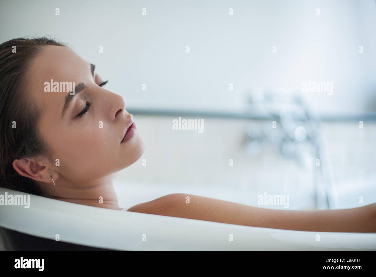 Portrait de jeune femme sereine endormie dans la baignoire Banque D'Images