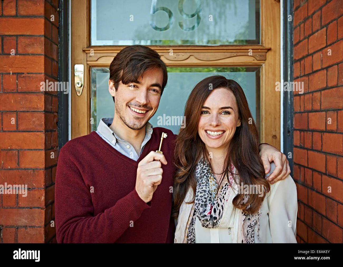 Couple heureux avec clé de chambre Banque D'Images