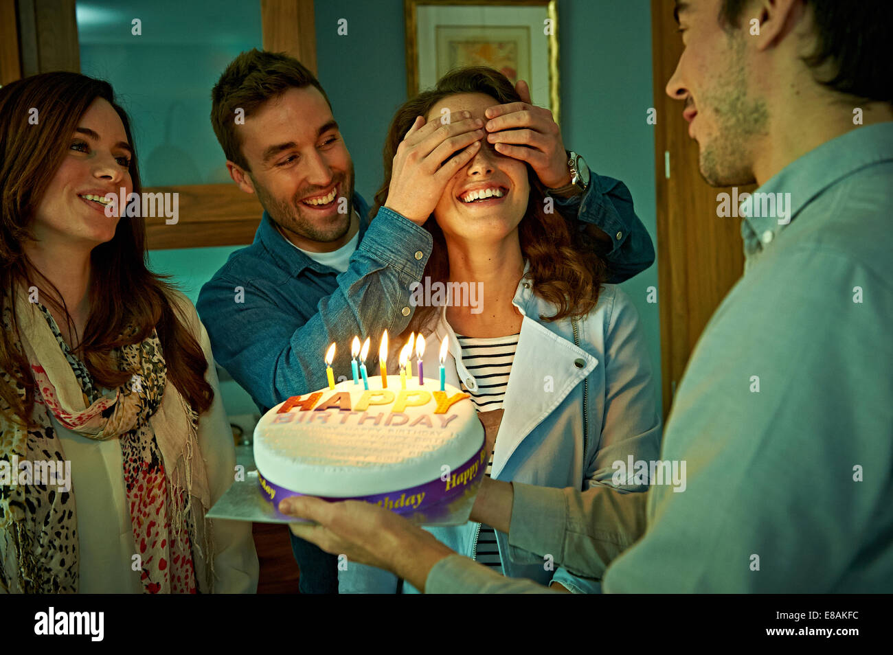 Friends celebrating birthday at home Banque D'Images