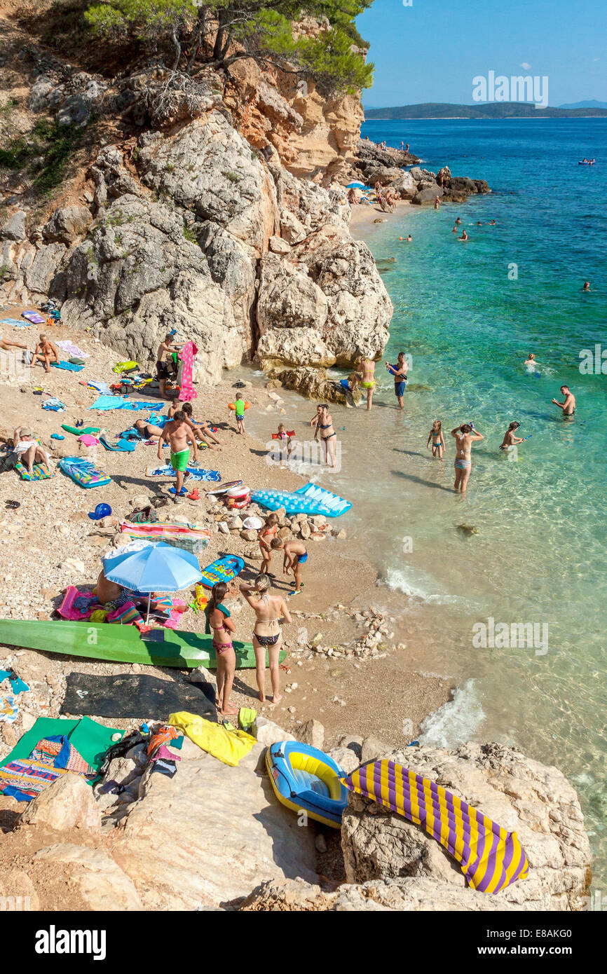 Les touristes sur une plage à Jagodna village, l''île de Hvar, Croatie Banque D'Images