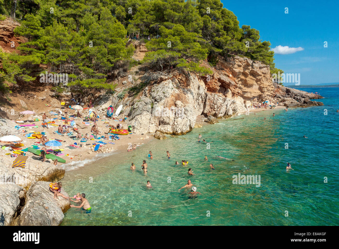 Les touristes sur une plage à Jagodna village, l''île de Hvar, Croatie Banque D'Images