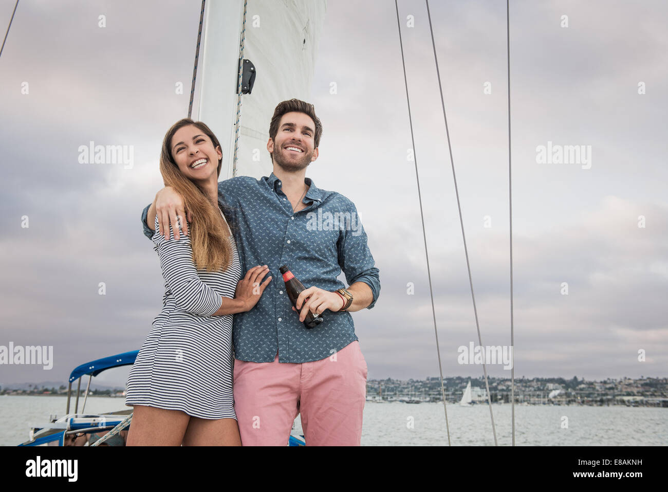 Couple sur bateau à voile, l'homme avec femme ronde du bras Banque D'Images