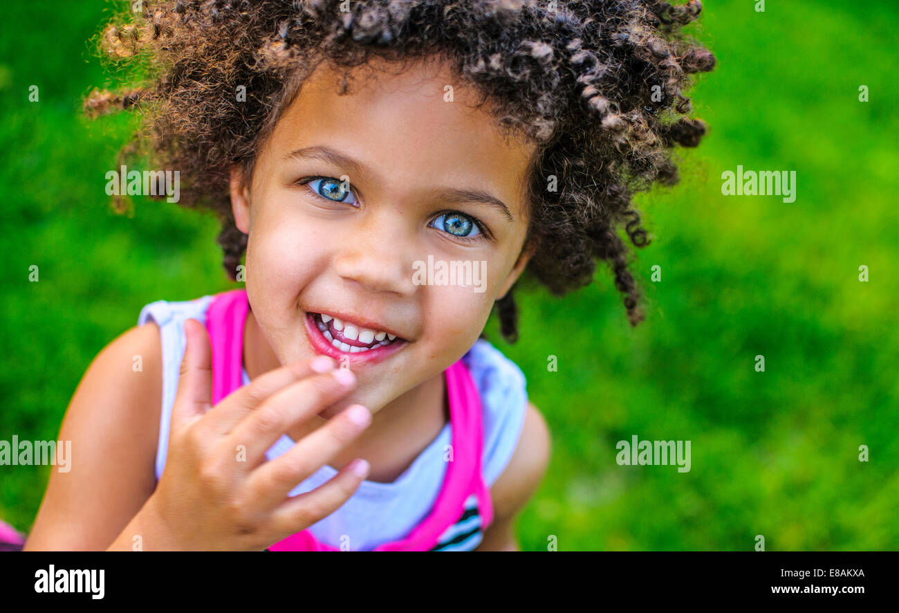 Close up portrait of girl avec la main sur sa bouche Banque D'Images