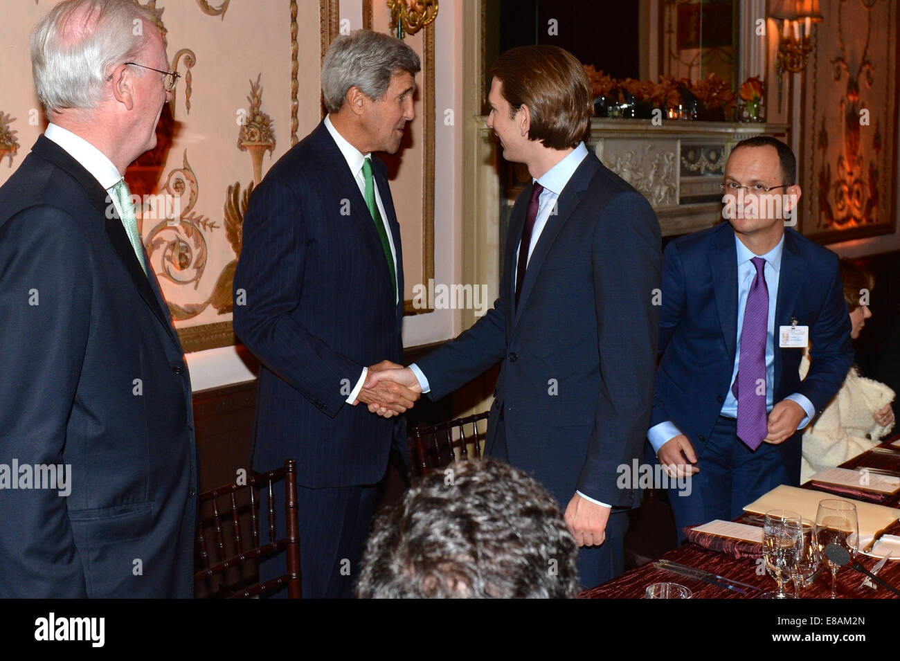 Le secrétaire d'Etat John Kerry accueille la Ministre autrichienne des affaires étrangères, Sebastian Kurz avant le début de la traite transatlantique Le Dîner Banque D'Images